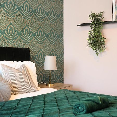 Cosy Corner In Aylesbury Near Stoke Mandeville Hospital & Town Centre With Private Parking Exteriör bild