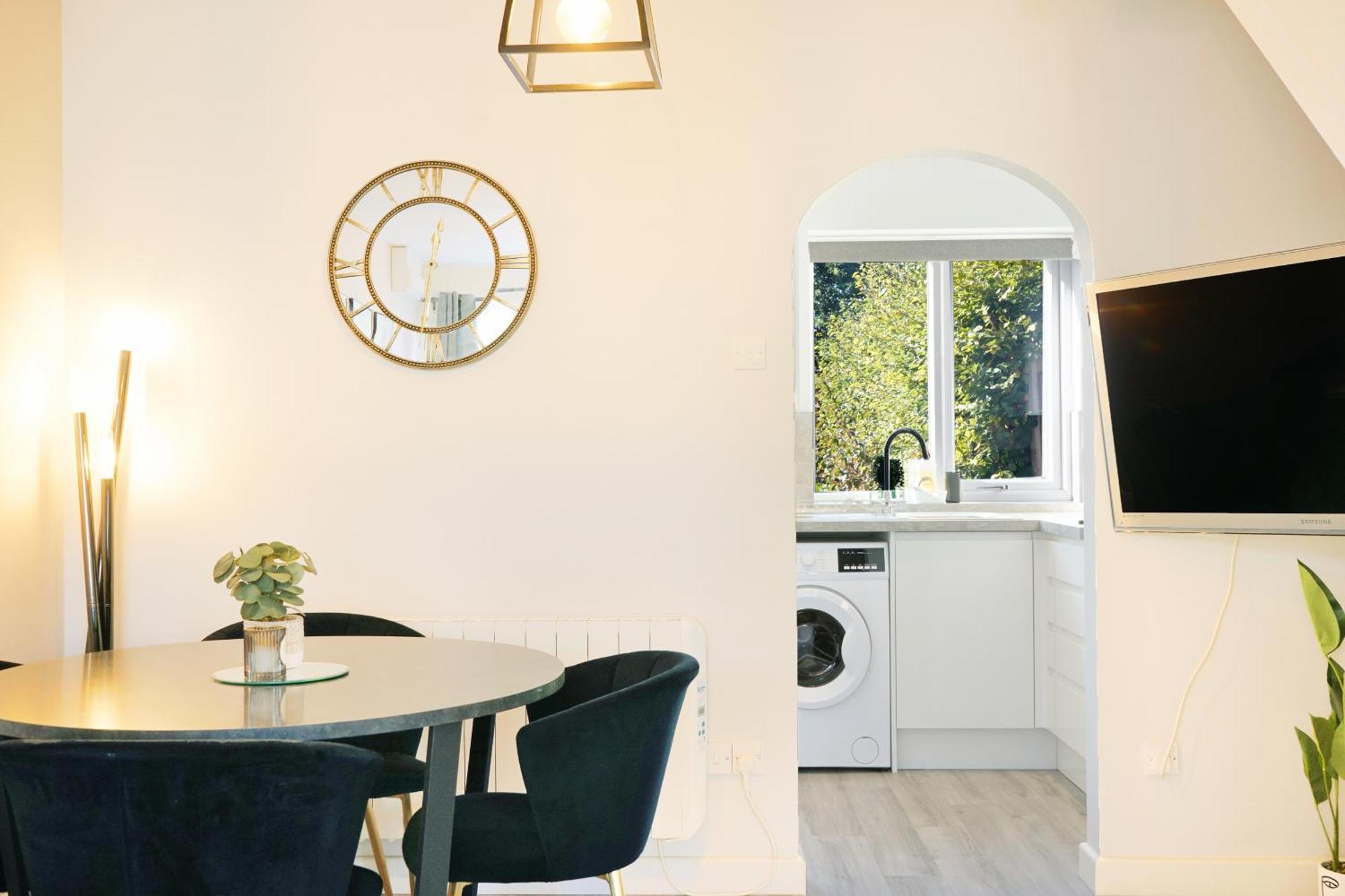 Cosy Corner In Aylesbury Near Stoke Mandeville Hospital & Town Centre With Private Parking Exteriör bild