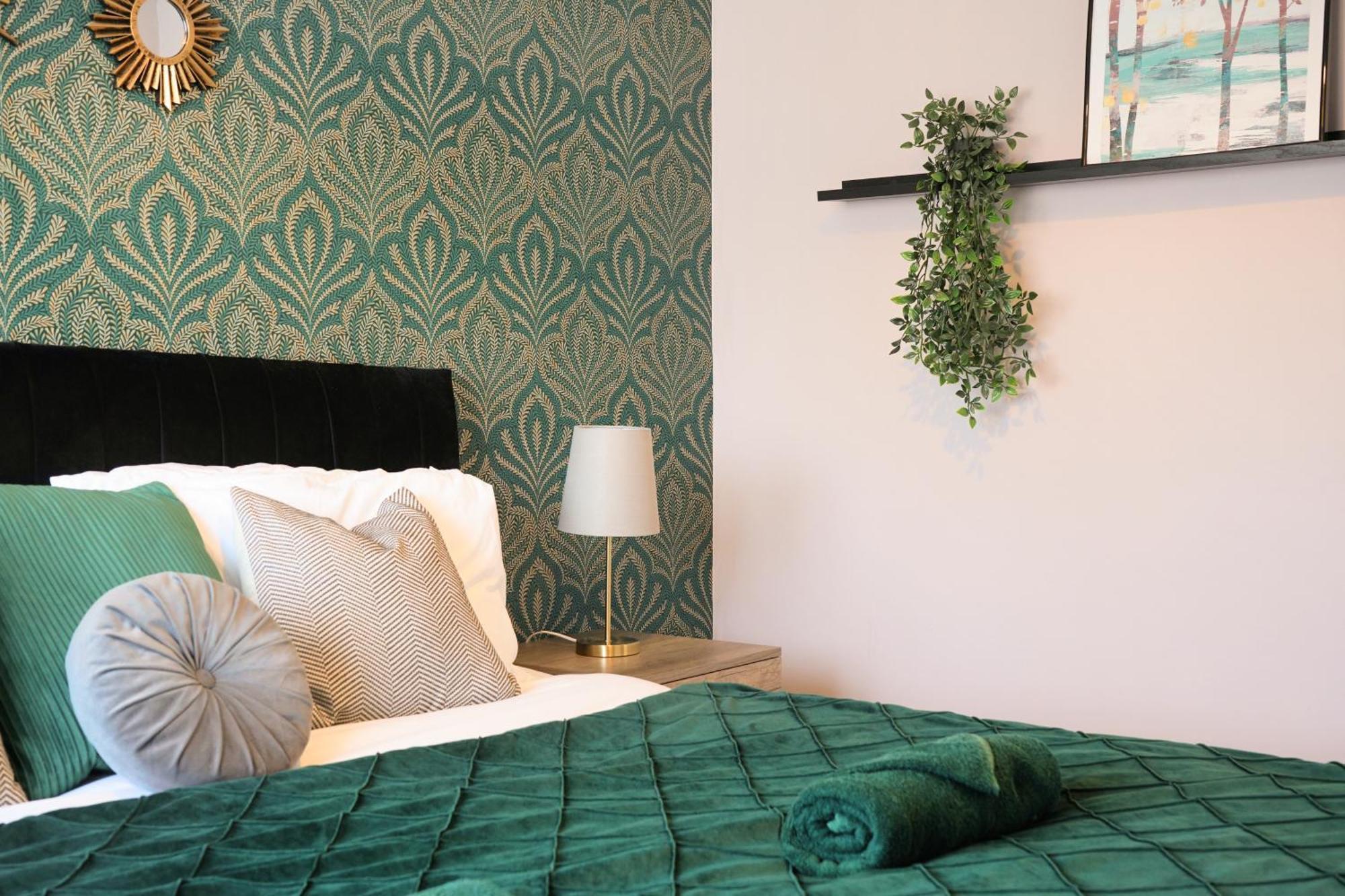 Cosy Corner In Aylesbury Near Stoke Mandeville Hospital & Town Centre With Private Parking Exteriör bild