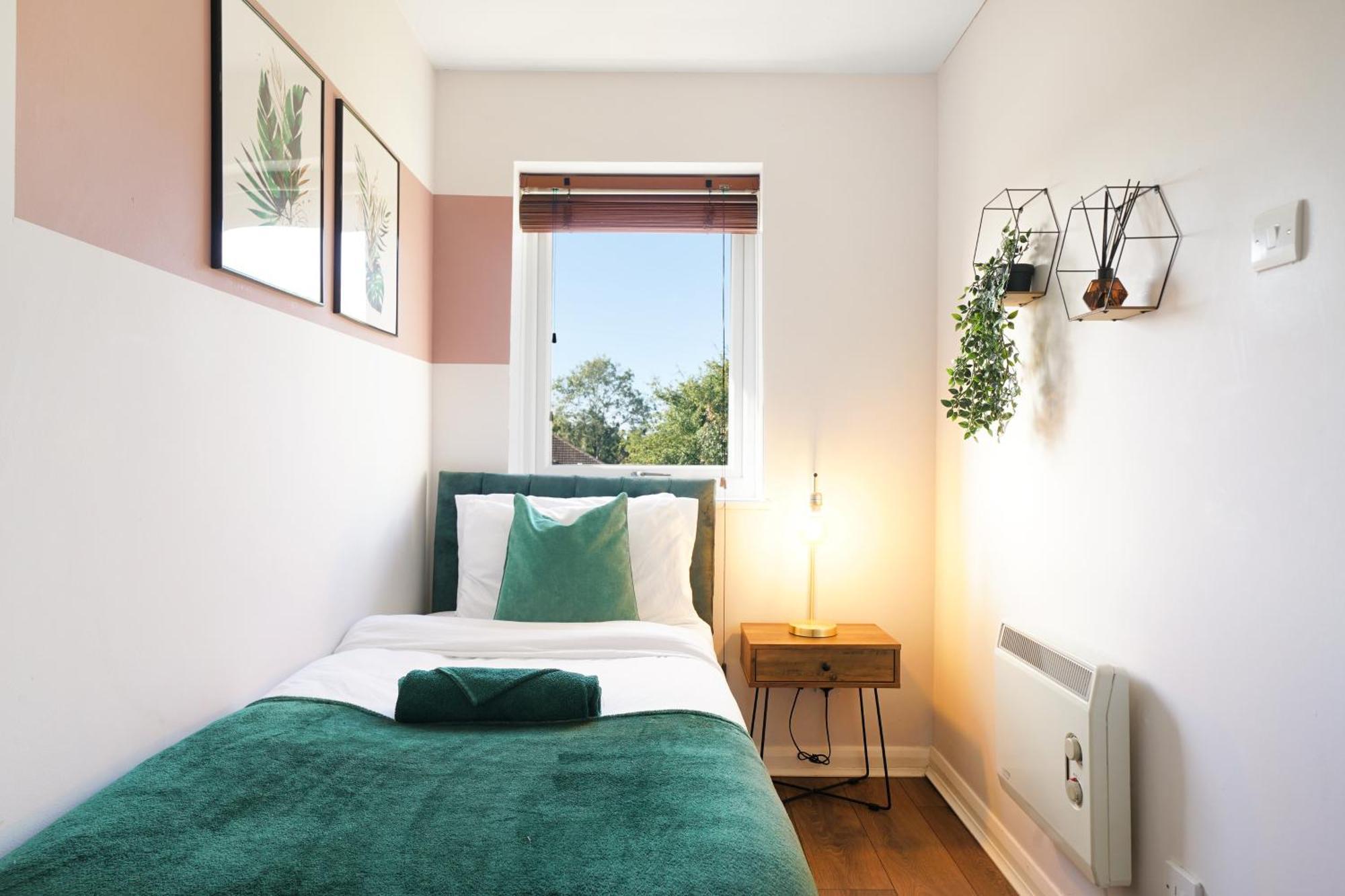 Cosy Corner In Aylesbury Near Stoke Mandeville Hospital & Town Centre With Private Parking Exteriör bild