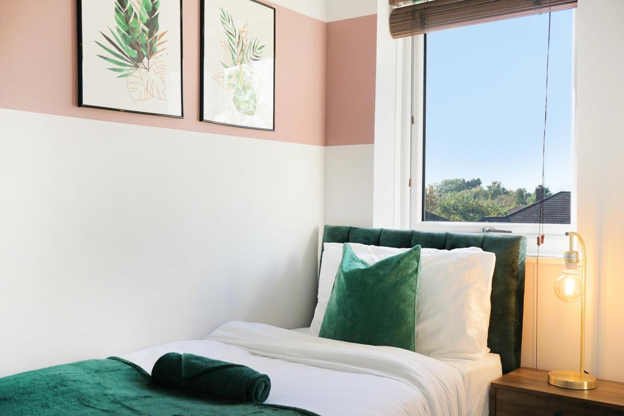 Cosy Corner In Aylesbury Near Stoke Mandeville Hospital & Town Centre With Private Parking Exteriör bild